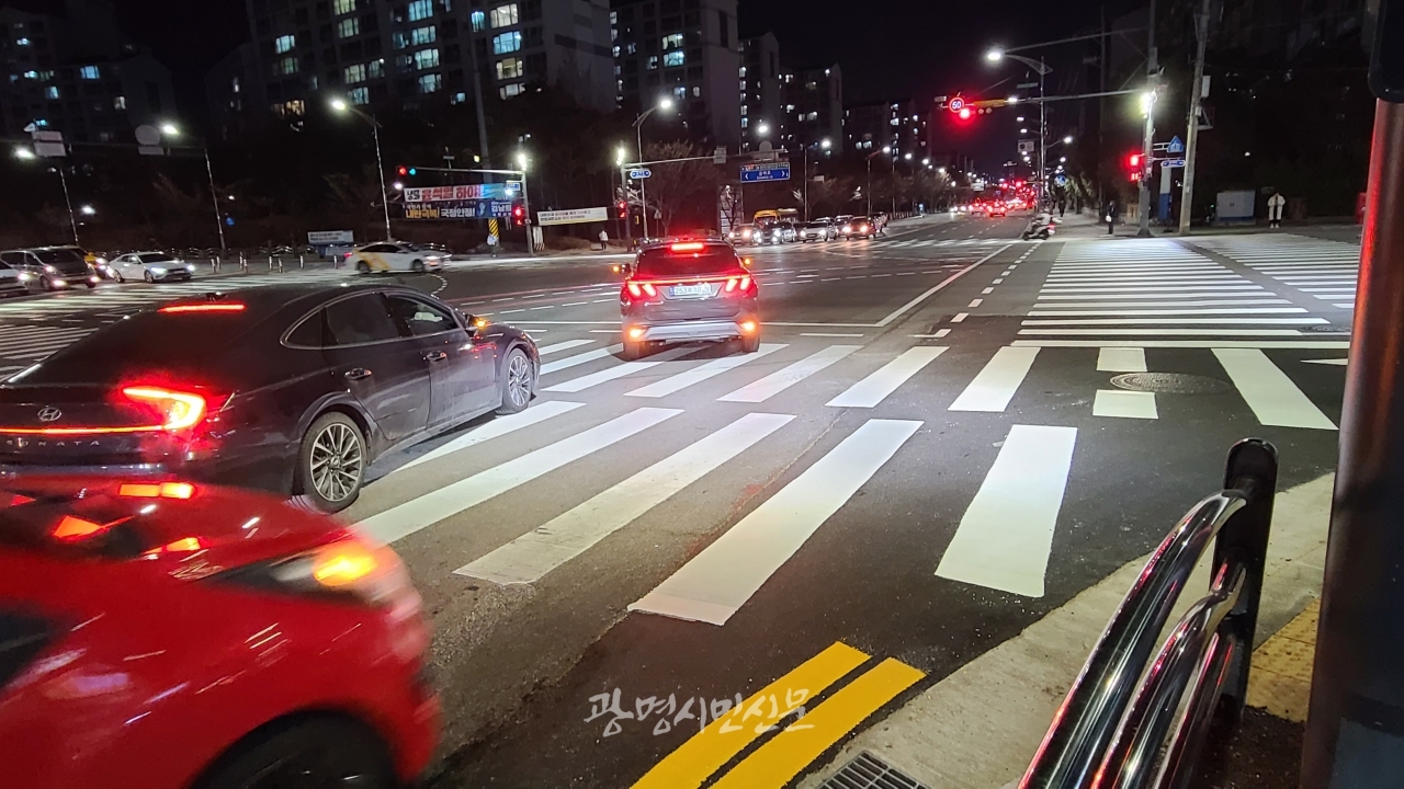 광명시가 신촌사거리 교통섬을 제거하면서, 우회전 차선에 직진 차량이 진입하여 사고 위험이 높아지고 교통혼잡이 야기되고 있다.